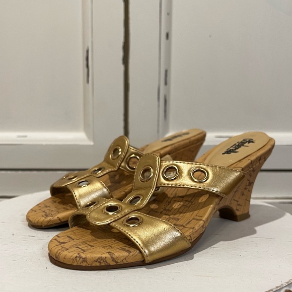 Cinderella of Boston Gold Grommeted Cork Wedge Heels.  Size 3. - Picture 2 of 9